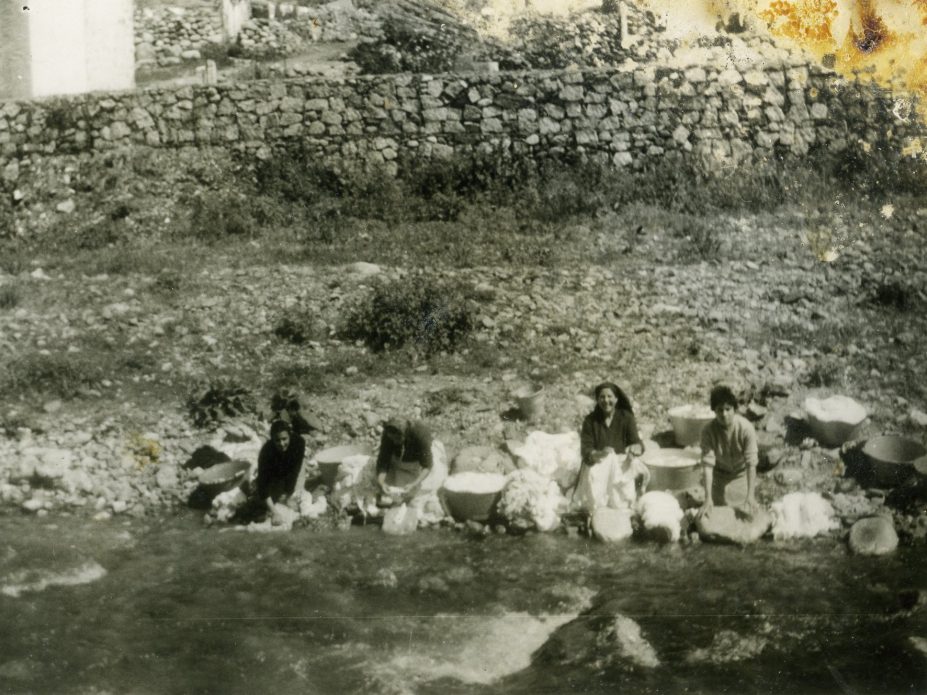 Donne intente a lavare i panni presso il Rio Piras - Archivio fotografico Fausto Orrù